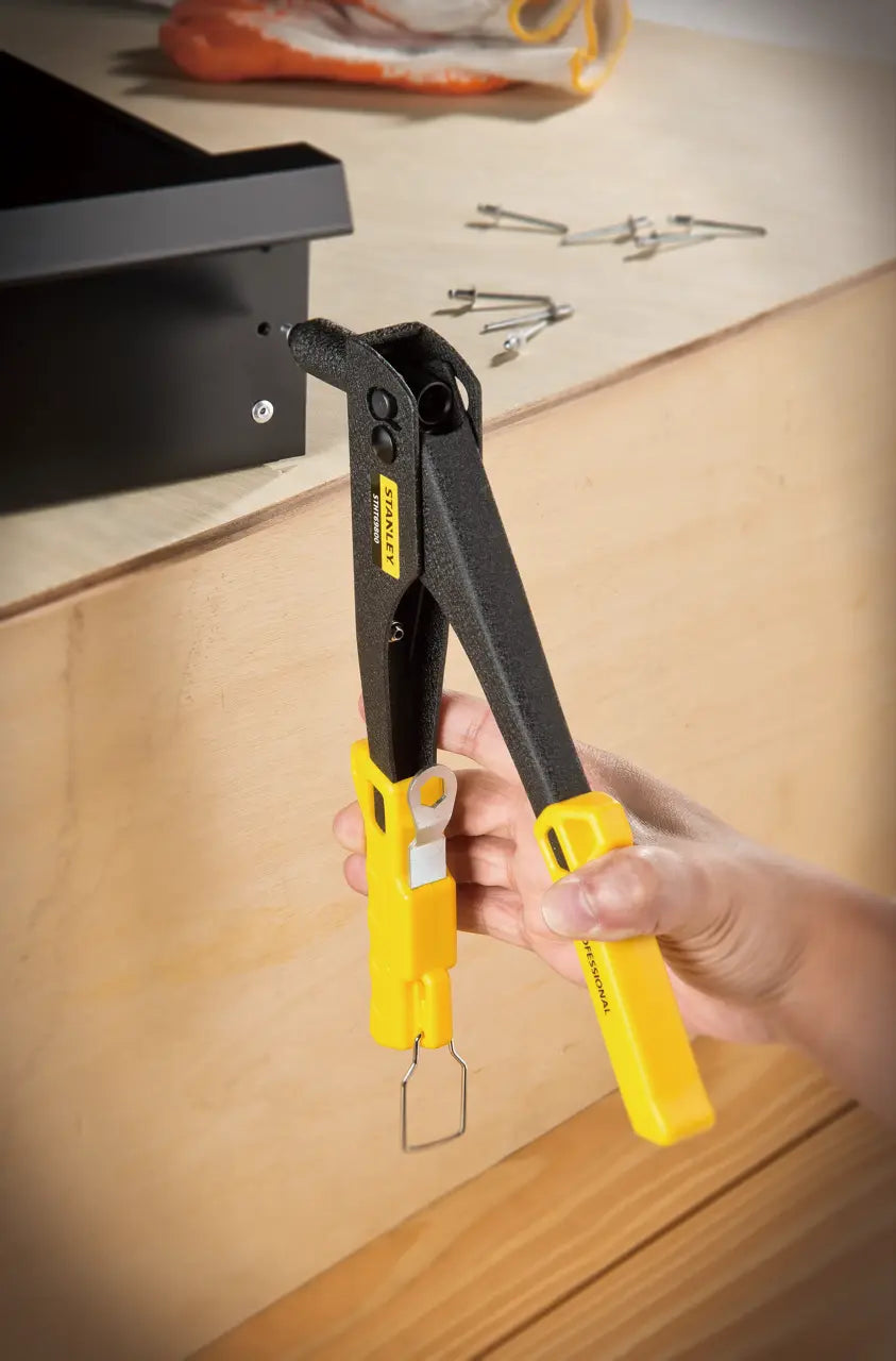 STANLEY Heavy-Duty Hand Riveter with 4 Nose Pieces (STHT69800-8)