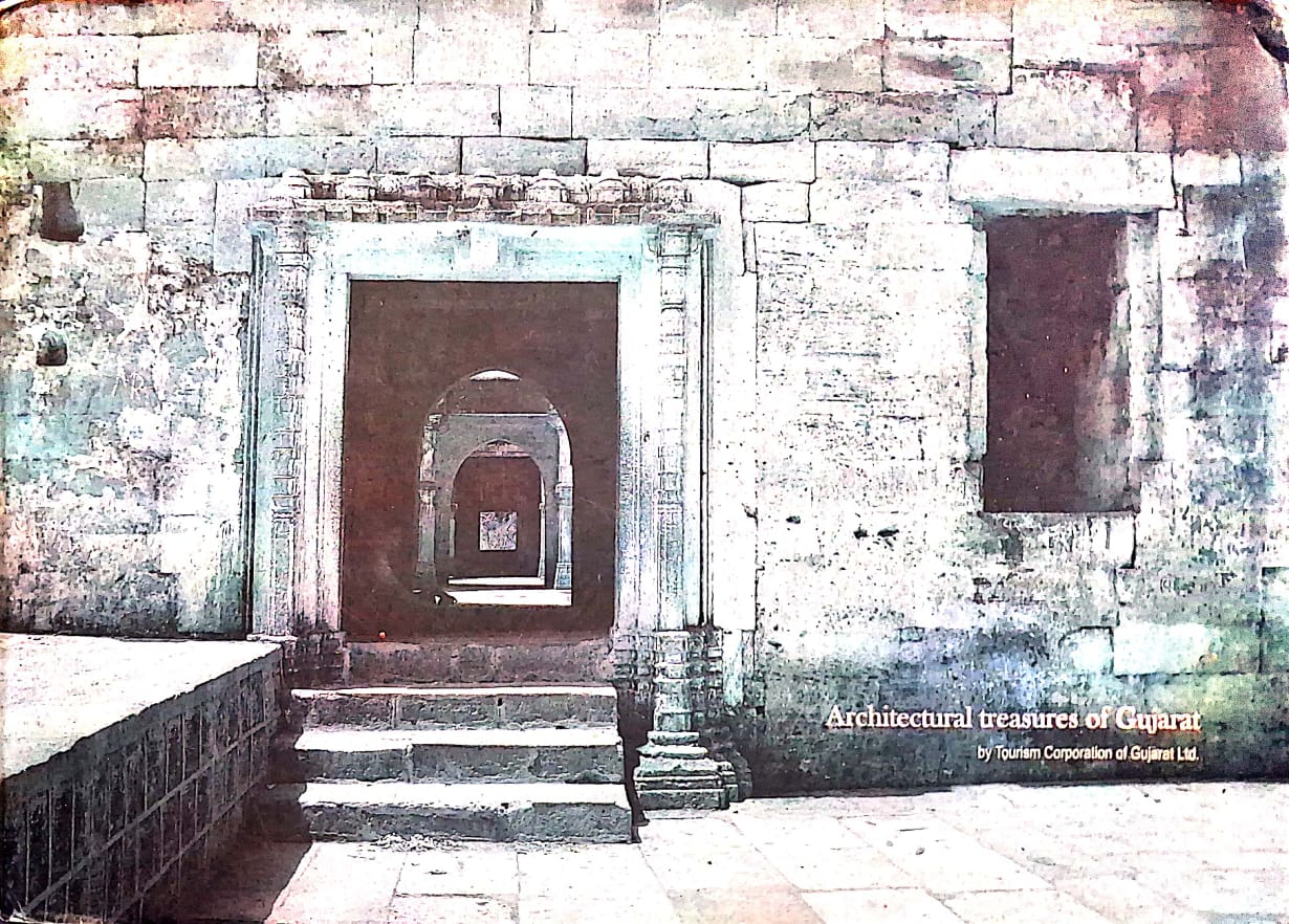 ARCHITECTURAL TREASURES OF GUJARAT BY HEMANG DESAI (TOURISM CORPORATION OF GUJARAT LTD.) HARDCOVER (OLD BOOK)