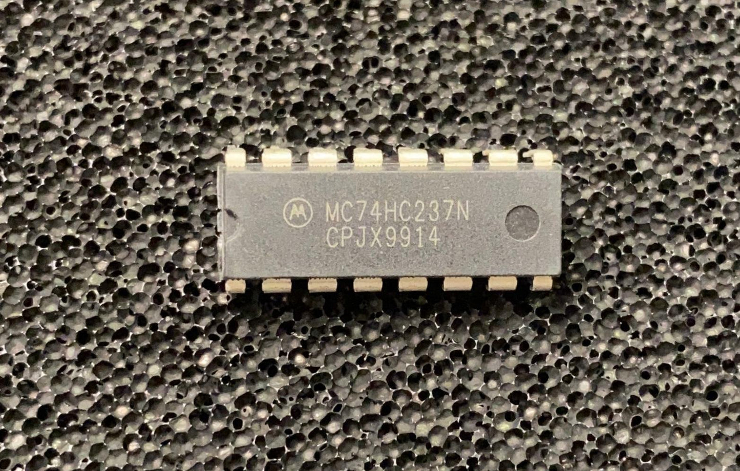 74237 MOTOROLA MC74HC237N 1 of 8 line Decoder / Demultiplexer IC with address Latch