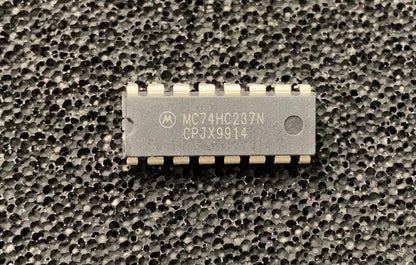 74237 MOTOROLA MC74HC237N 1 of 8 line Decoder / Demultiplexer IC with address Latch